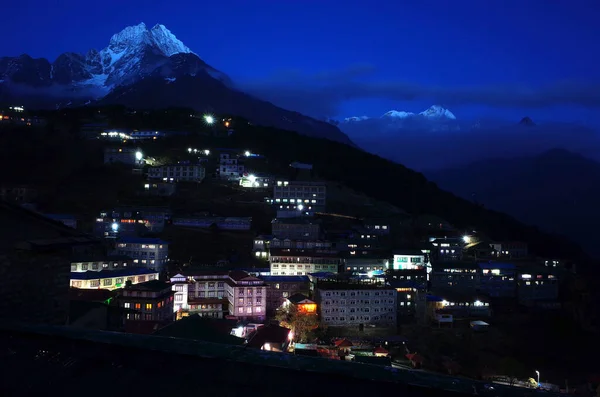 Vista Nocturna Del Pueblo Namche Bazaar Montaña Thamserku Parque Nacional —  Fotos de Stock