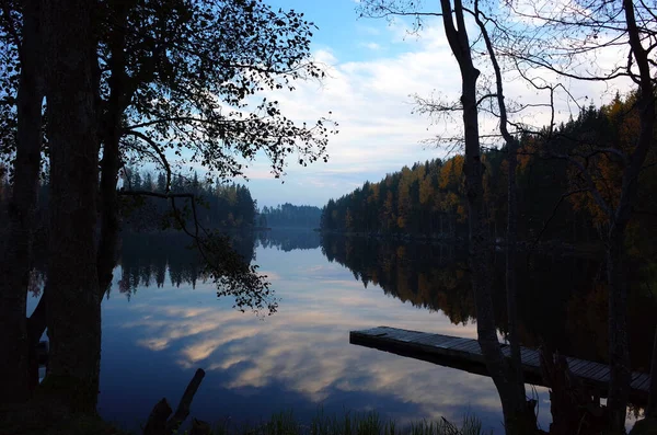 秋のスウェーデンの自然 木製の橋と森林を反映した穏やかなストラKedjen湖 平和的な屋外イメージ — ストック写真