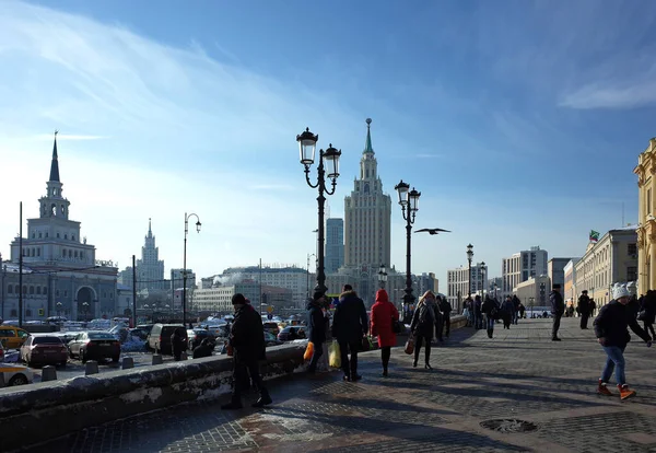 ロシア モスクワ 2018年2月14日 レニングラード鉄道駅の前にあるコムソモルスカヤ広場または3駅広場で カザンスキー鉄道ターミナル 駐車場 レニングラードスカヤヒルトンホテルを一望できます — ストック写真