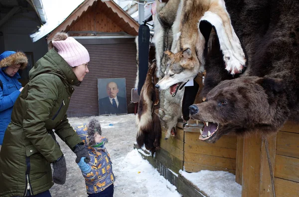 Rusland Moskou Februari 2018 Toeristen Rusland Vrouw Kind Kijken Naar — Stockfoto