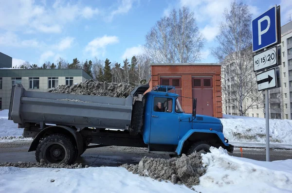 Rusland Koltsovo Maart 2018 Sneeuwruimer Geladen Vuilniswagen Straat Vol Vieze — Stockfoto