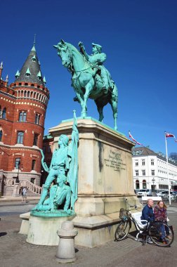 Helsingborg, İsveç - 11 Nisan 2018: Stortorget Meydanı 'ndaki belediye binasının önünde at üstünde Magnus Stenbock heykeli. Helsingborg, İsveç 'in güneyinde yer alan bir liman kentidir.