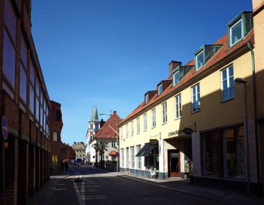 Helsingborg, İsveç - 11 Nisan 2018: Eski kasabadaki boş caddede güneş ve gölge. Helsingborg, İsveç 'in güneyinde yer alan bir liman kentidir.