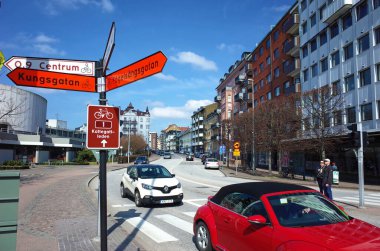 Helsingborg, İsveç - 14 Nisan 2018: Drottninggatan caddesindeki ana turistik eğlence ve trafiğin isimlerinin yazılı olduğu bisiklet yolu tabelası. Helsingborg, İsveç 'in güneyinde yer alan bir liman kentidir.
