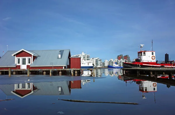 2018年4月7日 瑞典风格的船坞和船坞 反映在平静的马拉伦湖中 — 图库照片
