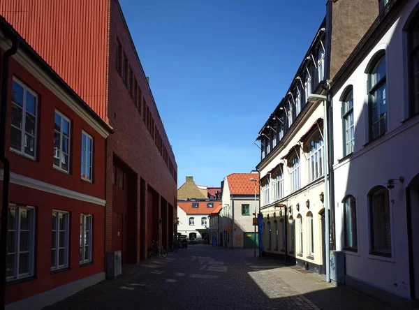 Helsingborg Suecia Abril 2018 Sol Sombra Calle Pavimentada Vacía Del — Foto de Stock