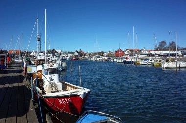 Raa, İsveç - 21 Nisan 2018: Mükemmel mavi gökyüzü altında Raan nehrinin ağzındaki marinada demirli yelkenliler. Raa - Güney İsveç 'te Helsingborg' un güneyinde bulunan eski bir balıkçı köyü.