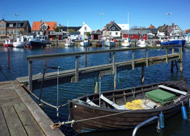 Raa, İsveç - 21 Nisan 2018: Küçük ahşap kahverengi tekne limana demirlemiş, insan yok. Raa - Güney İsveç 'te Helsingborg' un güneyinde bulunan eski bir balıkçı köyü.