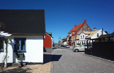 Raa, İsveç - 21 Nisan 2018: güzel Raavagen caddesinin köşesinde, kusursuz mavi gökyüzü altında hiç insan olmayan beyaz bir ev. Raa - Güney İsveç 'te Helsingborg' un güneyinde bulunan eski bir balıkçı köyü.