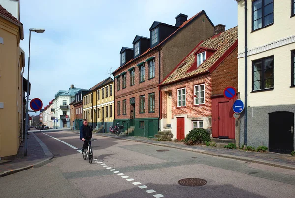 Helsingborg Suecia Abril 2018 Hombre Bicicleta Hermosa Calle Palsgatan Casco — Foto de Stock