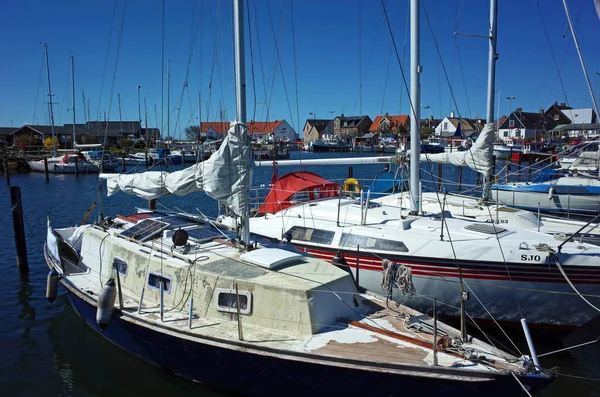 瑞典拉亚 Raa Sweden 2018年4月21日 新旧船只停靠在码头上 没有人在完美的蓝天下 位于瑞典南部Helsingborg以南的Raa Old渔村 — 图库照片