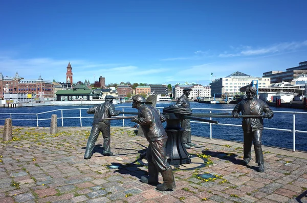 Helsingborg Suecia Mayo 2018 Escultura Marítima Marineros Trabajando Capitan Con —  Fotos de Stock