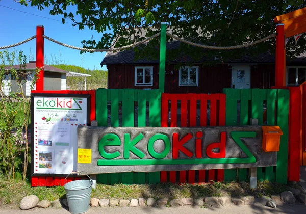 Helsingborg スウェーデン 2018年5月5日 Helsingborgから北の農村部のEcokidzデイケアセンターの赤と緑のフェンスとため息ボード — ストック写真