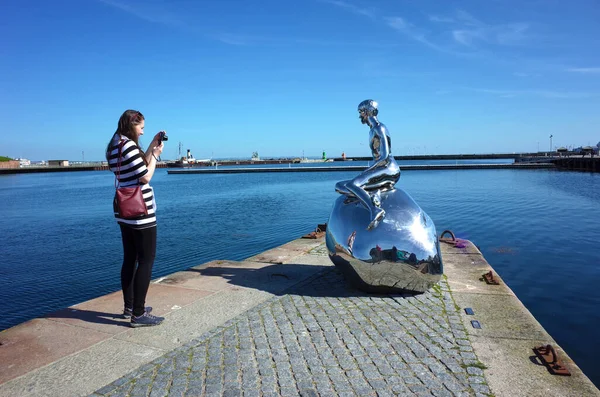 丹麦海辛格尔 2018年5月6日 游客拍摄坐在Elmgrin和Dragset的岩石上凝视着大海的裸体年轻人的雕塑 Han 雕塑重复了哥本哈根美人鱼的姿势 — 图库照片