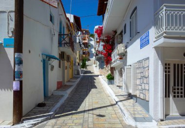 Pisagor, Samos Adası, Yunanistan - 14 Mayıs 2018: Güneşli bir günde geleneksel beyaz evlerle sokak manzarası