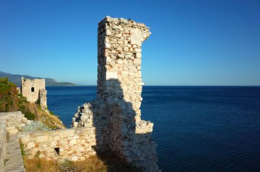 Pisagor, Samos Adası, Yunanistan - 13 Mayıs 2018: Akdeniz üzerindeki Pisagor 'daki Lykourgos Logothetis şatosunun kalıntıları