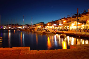 Pisagor, Samos Adası, Yunanistan - 12 Mayıs 2018: Pisagor köyünün rıhtım manzaralı ve balıkçı tekneleri