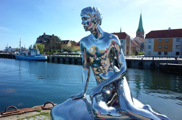 Helsingor Dinamarca Maio 2018 Escultura Han Jovem Sentado Pedra Olhando — Fotografia de Stock