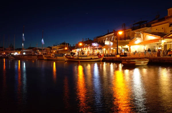 希腊萨莫斯岛Pythagorion 2018年5月12日 拥有海滨餐馆和渔船的Pythagorio村夜景 — 图库照片