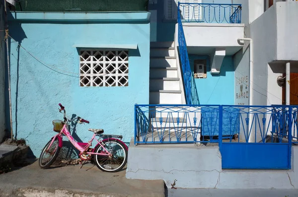 2018年5月13日 希腊萨莫斯岛Pythagorion 在Pythagorio村 粉色女孩自行车靠在蓝色墙壁上 — 图库照片