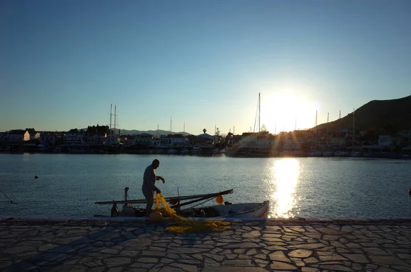 2018年5月13日 希腊萨莫斯岛毕达哥里翁 渔民站在小船上 在美丽的日落时刻用黄色渔网捕鱼 — 图库照片