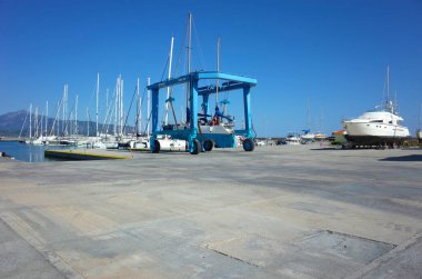 Pythagorion, Samos Adası, Yunanistan - 14 Mayıs 2018: Pisagor köyündeki Samos marinasında karada ve teknede duran yelkenliler, en altta beton alan ile büyük bir kompozisyon.