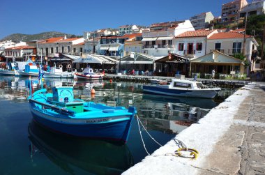 Pisagor, Samos Adası, Yunanistan - 15 Mayıs 2018: Geleneksel renkli Yunan balıkçı teknesi körfezde