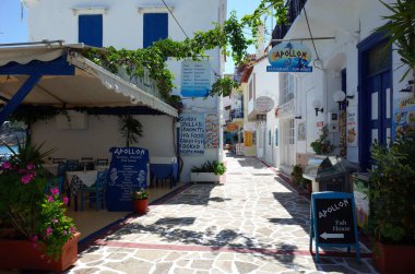 Kokkari, Samos Adası, Yunanistan - 15 Mayıs 2018: Kokkari balıkçı köyü Samos Adası Ege Denizi 'nde popüler bir turizm beldesi.