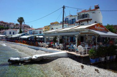 Kokkari, Samos Adası, Yunanistan - 15 Mayıs 2018: Kokkari balıkçı köyündeki liman restoranları, Samos Adası Ege Denizi 'nde popüler bir turizm beldesi