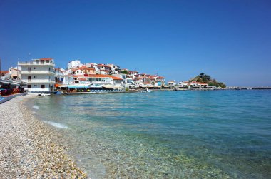 Kokkari, Samos Adası, Yunanistan - 15 Mayıs 2018: Kokkari balıkçı köyünün güzel plajlı liman manzarası, Samos Adası Ege Denizi 'nde popüler bir turizm beldesi