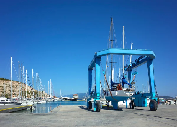 2018年5月14日 希腊萨莫斯岛Pythagorion 在Pythagorio村Samos Marina持帆船的船用电梯 — 图库照片