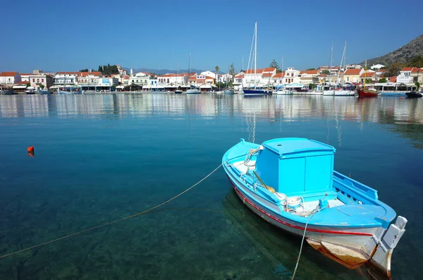 Πυθαγόρειο Σάμος Ελλάδα Μαΐου 2018 Παραδοσιακό Ελληνικό Αλιευτικό Σκάφος Στον — Φωτογραφία Αρχείου