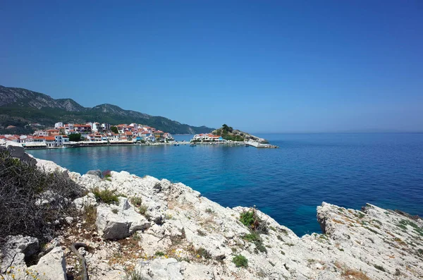 希腊萨莫斯岛科卡里 2018年5月15日 爱琴海蓝水上方的落基悬崖 展望科卡里渔村 — 图库照片