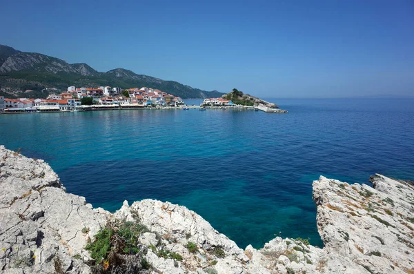 希腊萨莫斯岛科卡里 2018年5月15日 爱琴海蓝水上方的落基悬崖 展望科卡里渔村 — 图库照片