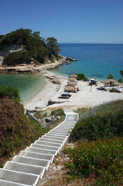 Kokkari Samos Adası Yunanistan Mayıs 2018 Şemsiyeli Turkuaz Sularda Güzel — Stok fotoğraf