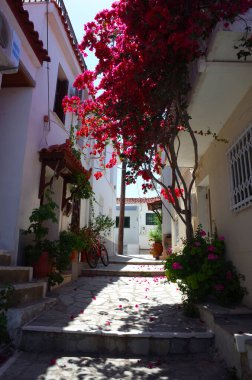 Kokkari, Samos Adası, Yunanistan - 15 Mayıs 2018: Kokkari balıkçı köyü Samos Adası, Ege Denizi 'nde popüler bir turizm beldesi.