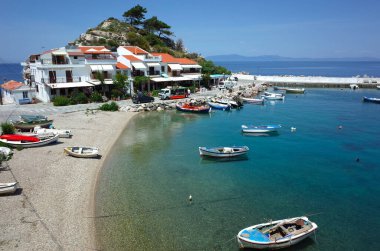 Kokkari, Samos Adası, Yunanistan - 15 Mayıs 2018: Kökkari Körfezi 'nde demirlemiş Yunan balıkçı teknesi, Ege Denizi' ndeki Samos Adası 'nda popüler bir turizm beldesi.