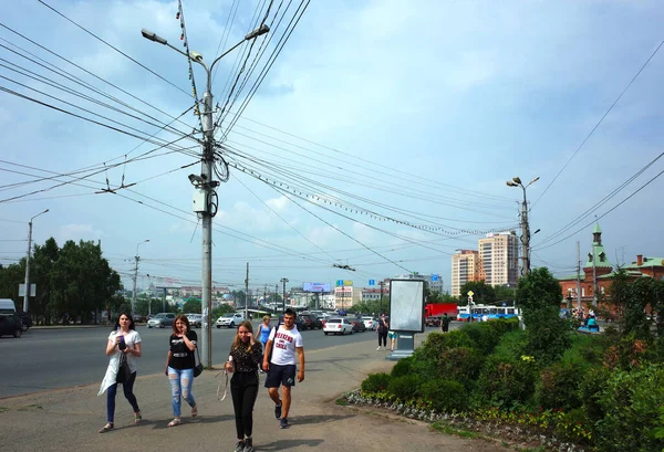 Omsk Ρωσία Ιουλίου 2018 Άνθρωποι Περπατούν Στη Λεωφόρο Karla Marksa — Φωτογραφία Αρχείου