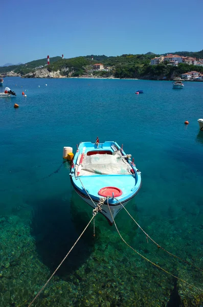 Κοκκάρι Σάμος Ελλάδα Μαΐου 2018 Παραδοσιακό Ελληνικό Αλιευτικό Σκάφος Αγκυροβολημένο — Φωτογραφία Αρχείου
