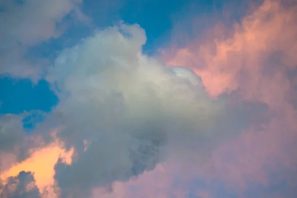 Schöner Farbenfroher Stürmischer Himmel Bei Sonnenuntergang — Stockfoto