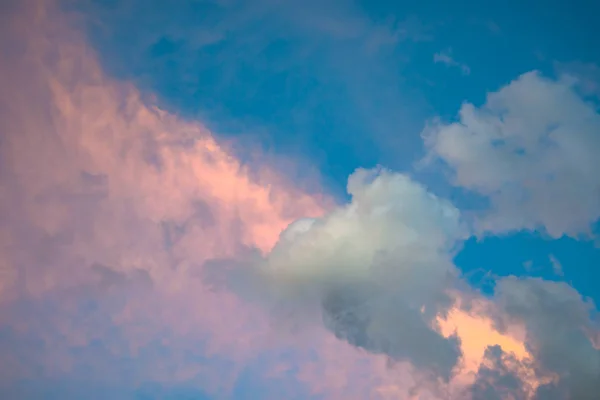 Schöner Farbenfroher Stürmischer Himmel Bei Sonnenuntergang — Stockfoto