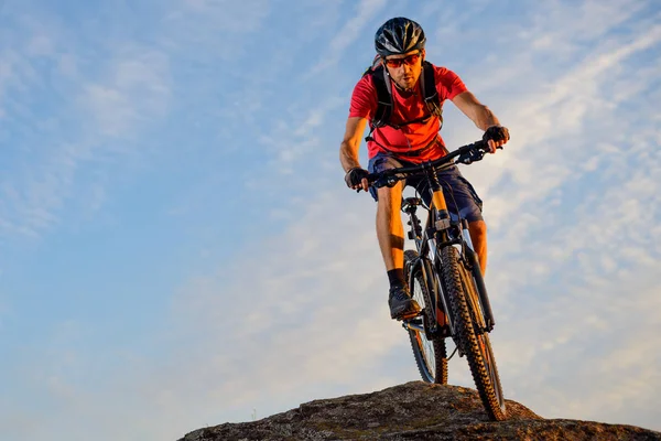 Ciclista Shirt Rossa Sella Alla Moto Giù Roccia Sullo Sfondo — Foto Stock