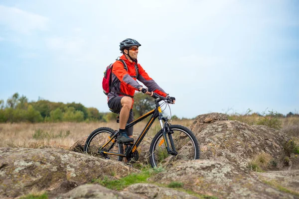 Happy Cyclist Red Resting Bike Rocky Trail Adventure Sport Travel — Stock Photo, Image