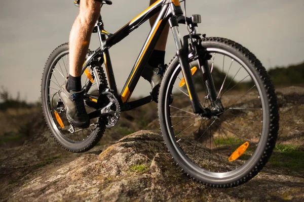 Tutup Foto Pengendara Sepeda Bersepeda Turun Batu. Konsep Extreme Sport dan Enduro Biking . — Stok Foto