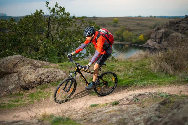 Ciclista en Red Riding the Bike en Autumn Rocky Trail. Concepto de ciclismo extremo y enduro . — Foto de Stock