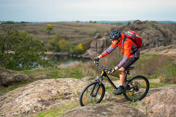 Cyclist in Red Riding the Bike on Autumn Rocky Trail. Extreme Sport and Enduro Biking Concept. — Stock Photo, Image