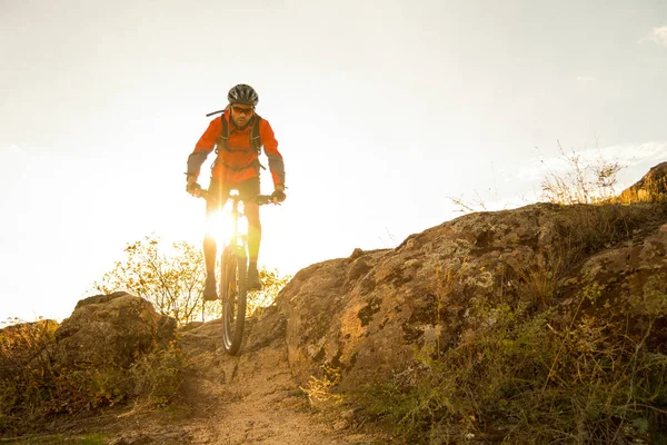 Kerékpáros Red Riding Bike Ban Őszi Rocky Trail Naplementekor Extrém — Stock Fotó