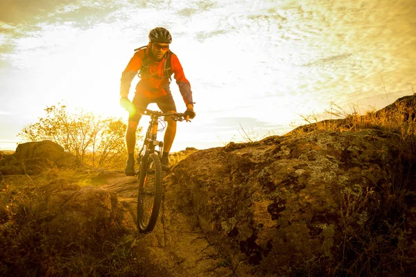 Cyclist Red Riding Bike Осінній Скелястій Стежці Сансет Extreme Sport — стокове фото