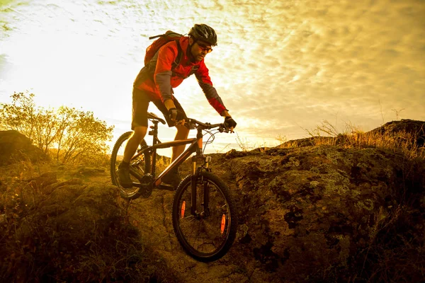 日落时分 骑着红色自行车骑在秋天落基小径上的骑自行车者 极限运动和内杜罗自行车概念 — 图库照片