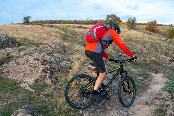 Radfahrer Rot Mit Dem Fahrrad Auf Dem Herbstlichen Steinigen Weg — Stockfoto
